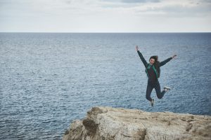 photo d'une femme qui saute en l'air, heureuse
