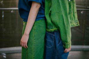 image deux personnes de dos habillées en vert.